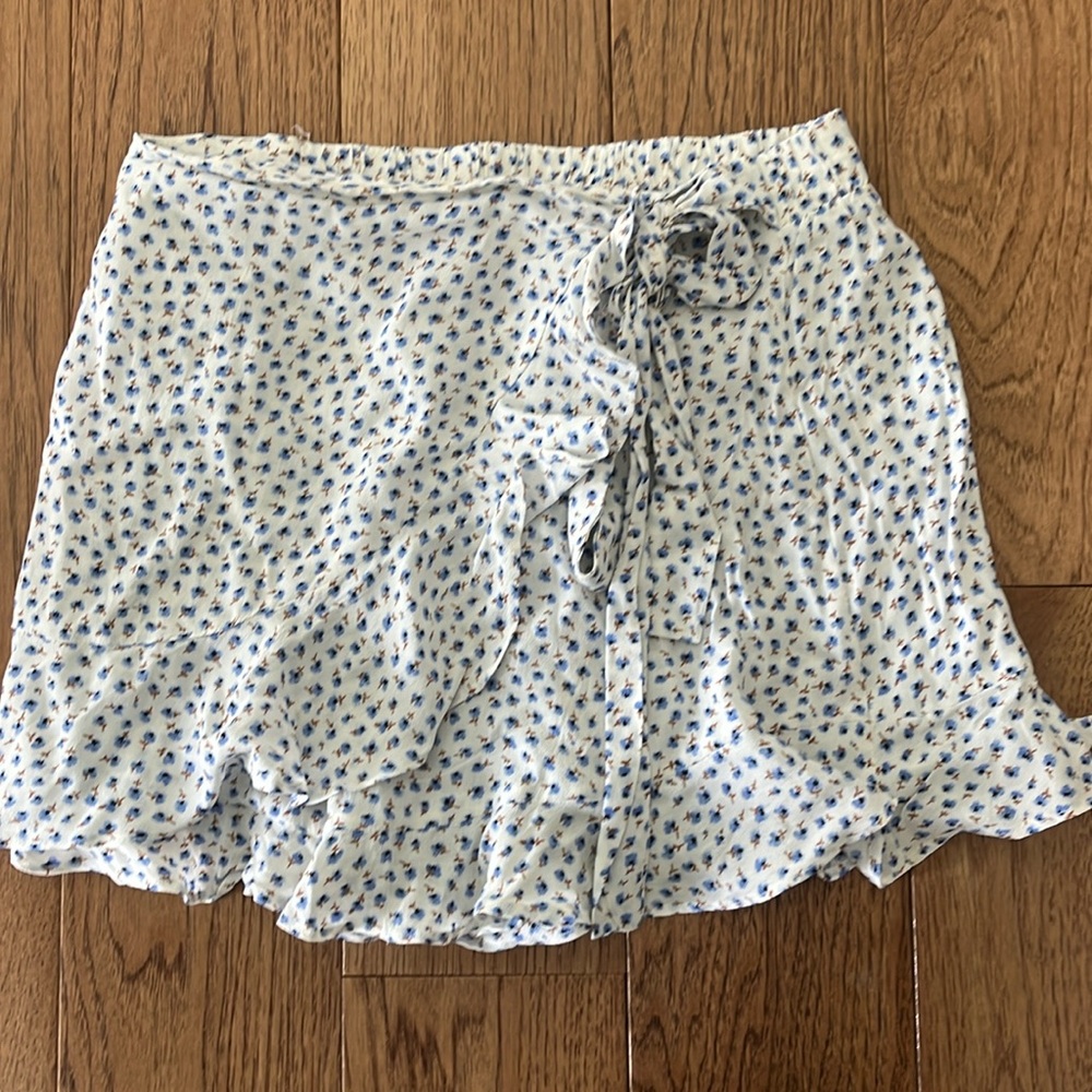 Size small blue floral skort tie front